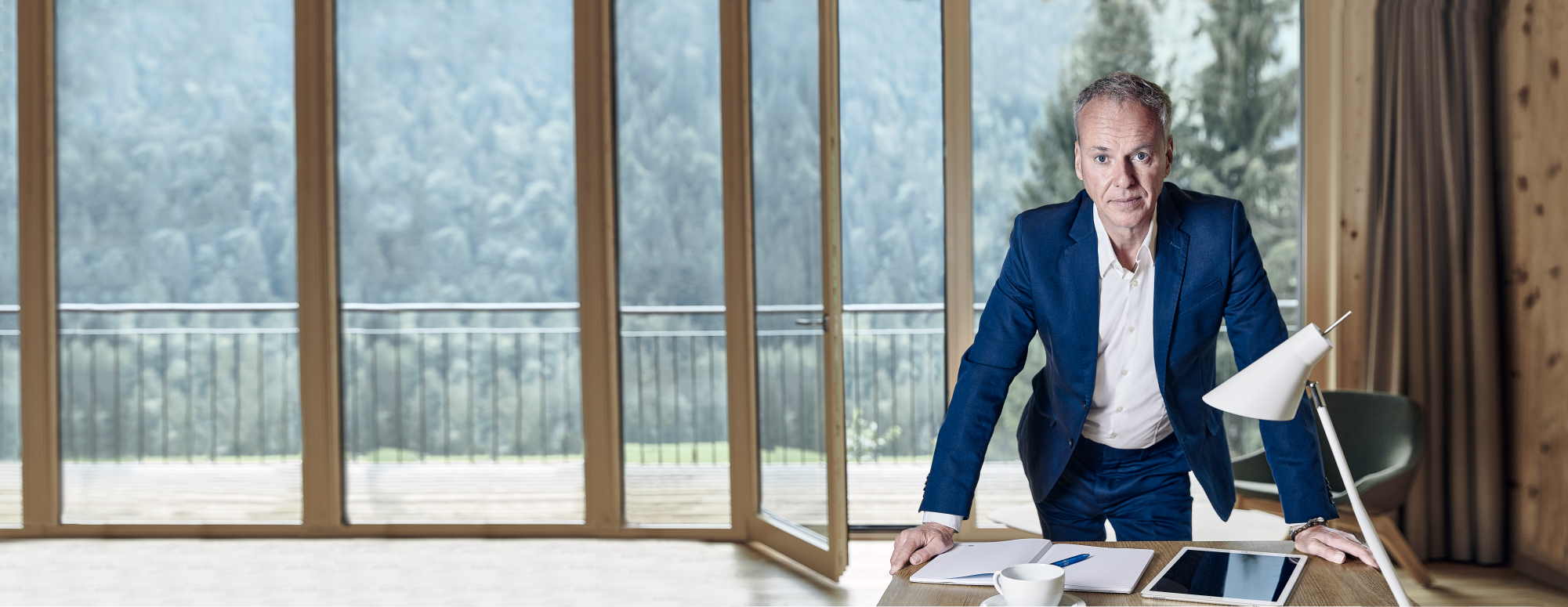 Stefan Geisse an seinem Schreibtisch